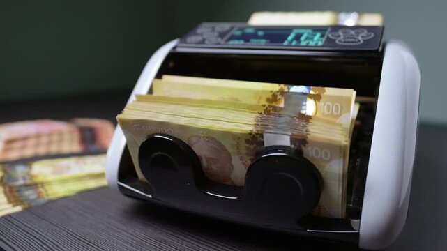 Counting Canadian Money With an Electronic Banknote Machine in Slow Motion
