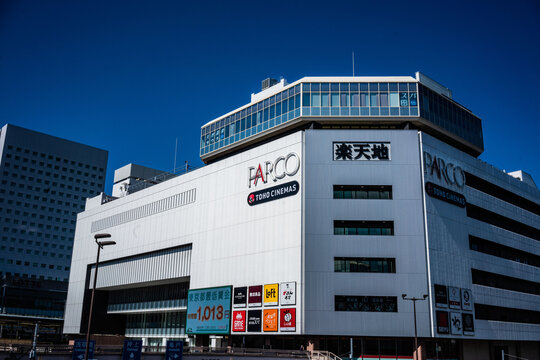 濃厚な青空に映える錦糸町PARCOのビル外観