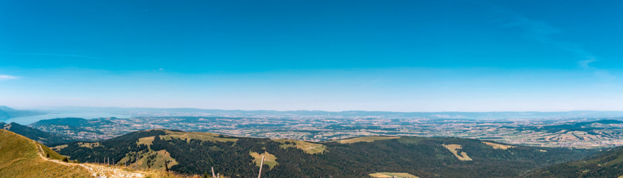 Vaste panorama de la plaine suisse et du lac L&eacute;man depuis le sommet du Mol&eacute;son en &eacute;t&eacute;