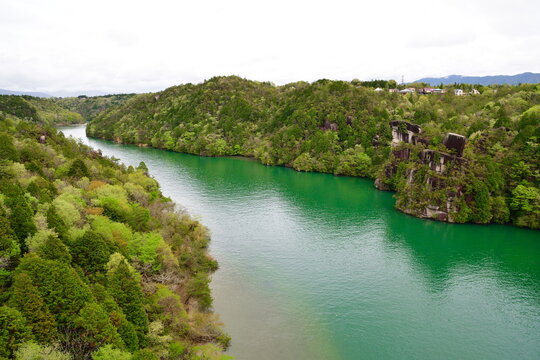 新緑に包まれた恵那峡の風景（岐阜県恵那市）