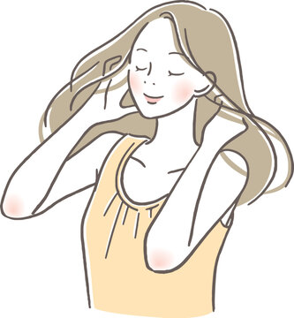 笑顔で目を閉じ髪をかきあげる女性