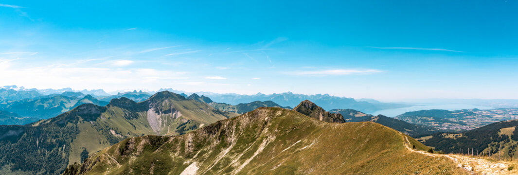 Sentier de randonn&eacute;e sur la cr&ecirc;te du Mol&eacute;son avec vue panoramique sur les Alpes et le lac L&eacute;man