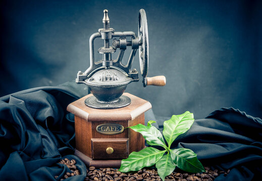 frisch ger&ouml;stete Kaffeebohnen auf Olivenholz