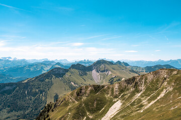 Fototapeta premium Vaste panorama sur les crêtes escarpées des Préalpes fribourgeoises depuis le sommet du Moléson