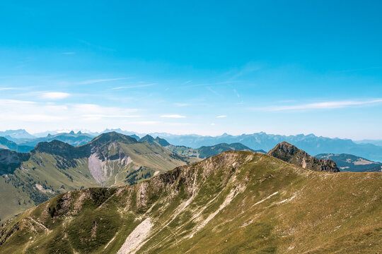 Cr&ecirc;te rocheuse et sentier de montagne escarp&eacute; au sommet du Mol&eacute;son face aux Alpes