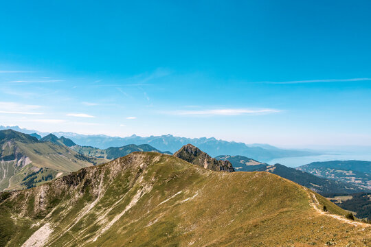 Sentier de randonn&eacute;e sur la cr&ecirc;te du Mol&eacute;son avec vue panoramique sur les Alpes et le lac L&eacute;man