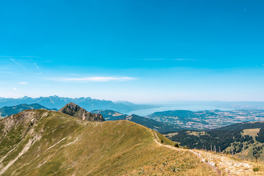 Sentier de randonn&eacute;e sur la cr&ecirc;te du Mol&eacute;son avec vue panoramique sur les Alpes et le lac L&eacute;man
