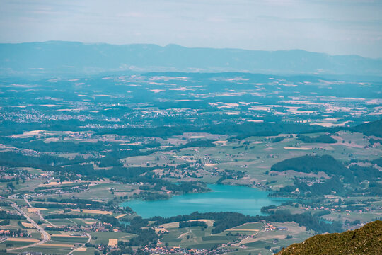 Vue plongeante depuis le Mol&eacute;son sur le lac de la Gruy&egrave;re et la campagne fribourgeoise en &eacute;t&eacute;