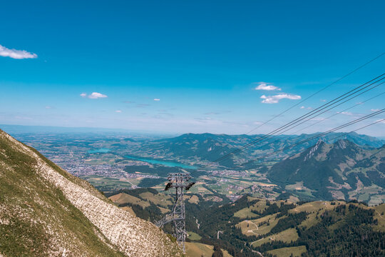 Vue panoramique depuis le Mol&eacute;son sur la ville de Bulle, le lac de la Gruy&egrave;re et les c&acirc;bles du t&eacute;l&eacute;ph&eacute;rique