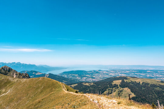 Sentier de randonn&eacute;e sur la cr&ecirc;te du Mol&eacute;son avec vue panoramique sur les Alpes et le lac L&eacute;man