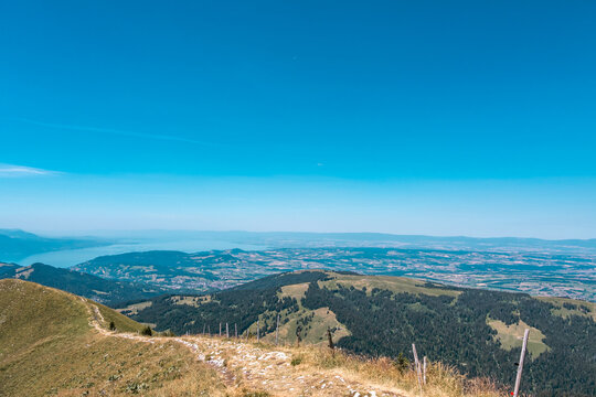 Sentier de randonn&eacute;e sur la cr&ecirc;te du Mol&eacute;son avec vue panoramique sur les Alpes et le lac L&eacute;man