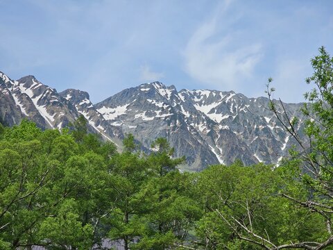 雪が残る山
