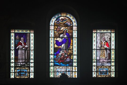Vetrate colorate, chiesa di Finale
