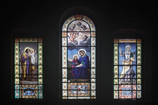 Vetrate colorate, chiesa di Finale
