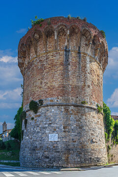 Torre di Machiavelli near Porta San Giovanni, San Gimignano, Tuscany, Province of Siena, Italy. Name used in the local tradition to commemorate the presence of Niccolo Machiavelli in the city in 1507.