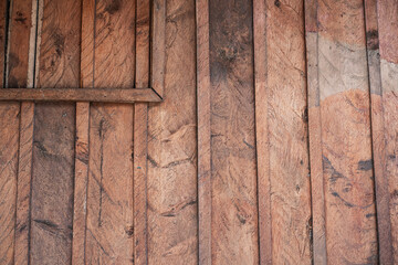 Textura de pared de madera rústica con tablones verticales naturales para fondo y diseño © Manuela
