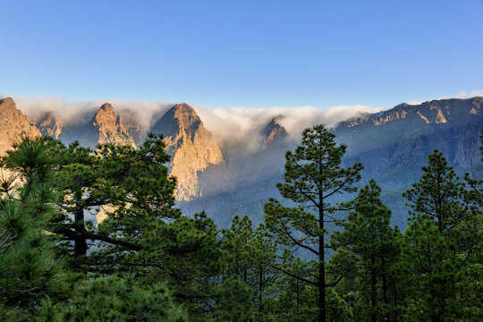 View onto the Caldera de Taburiente from the hike from Mirador La Cumbrecita to Mirador Lomo de las Chozas on La Palma, Canary Islands, Spain.