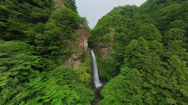 梅雨の合間の滝２