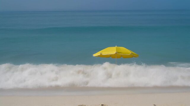 Parasol jaune emport&eacute; par la mar&eacute;e
