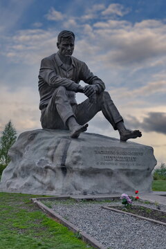 Russia, Altai, Srostki. May 08, 2025 A unique monument to the famous and beloved Russian actor and writer Vasily Shukshin (sculptor Vyacheslav Klykov) who sits on the ground and watches the sunrise.