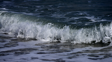 Naklejka premium Sea waves background. Foamy wave motion. Sea waves crash.