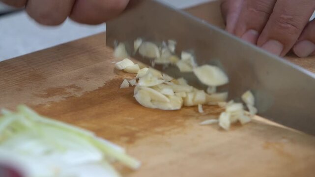 Garlic chopping hand knife wooden board kitchen food preparation cooking recipe vegetable seasoning 마늘 다지기 다진마늘 칼 칼질 도마 나무도마 주방 요리 식재료 채소 조리 썰기 손질 양념 부재료 고명