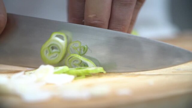Green onion slicing hand knife wooden chopping board kitchen cooking preparation recipe food ingredient leek 파 대파 칼 칼질 도마 주방 요리 식재료 채소 조리 썰기 송송썰기 과육 손질 고명 부재료 한식