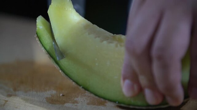 Melon slicing hand knife wooden chopping board peeling skin fresh fruit kitchen cooking preparation recipe k food 멜론 칼 칼질 도마 껍질 분리 손질 손 주방 요리 식재료 과일 조리 썰기 메론 과육 후식 간식