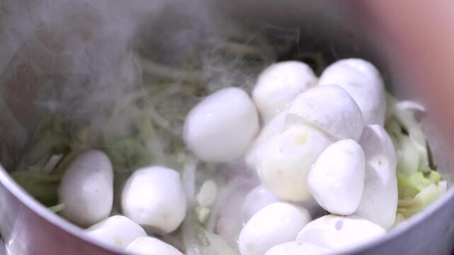 Stir fried taro green onion onion cooking hot pan oil heat kitchen food ingredient k food 토란 대파 양파 파채 볶음 기름 직화 가열 조리 요리 주방 식재료 채소 야채 음식 알토란 뿌리채소