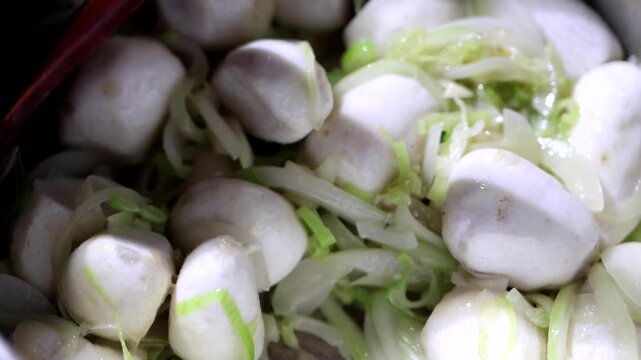 Stir fried taro green onion onion cooking hot pan oil heat kitchen food ingredient k food 토란 대파 양파 파채 볶음 기름 직화 가열 조리 요리 주방 식재료 채소 야채 음식 알토란 뿌리채소