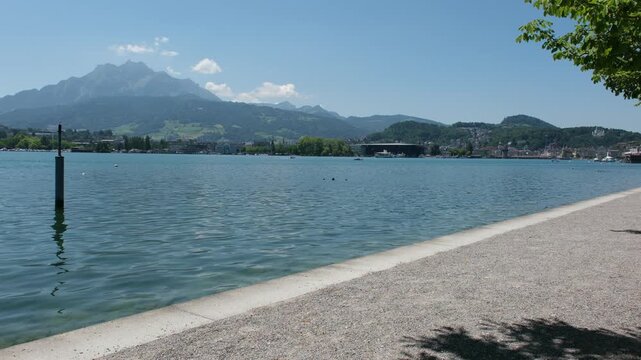 Ufer Promenade am See in der Stadt Luzern in der Schweiz, Vierwaldst&auml;ttersee Panorama Aussicht an der Flaniermeile Luzerner Quai im Sommer