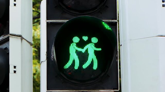 LGBTQ+-Fu&szlig;g&auml;ngerampel mit gleichgeschlechtlichem Symbol w&auml;hrend des CSD in M&uuml;nchen
