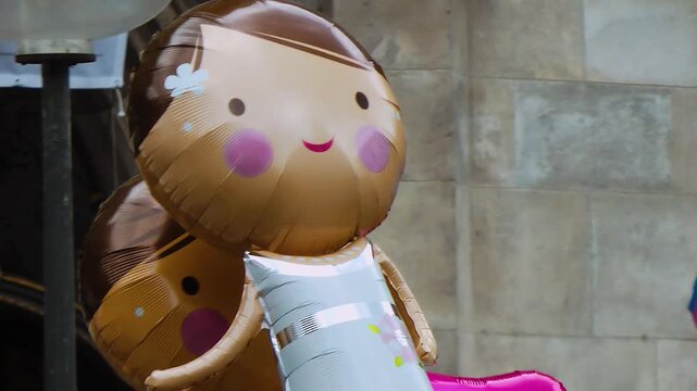 LGBTQ+-Pride-Luftballons bewegen sich im Wind beim CSD in M&uuml;nchen