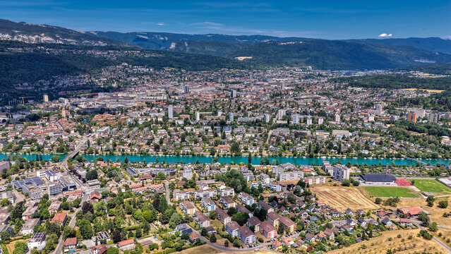 Luftaufnahme von Biel/Bienne mit der Aare und dem Juragebirge an einem sonnigen Sommertag, Juli 2026, Schweiz