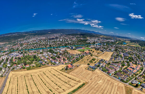 Luftaufnahme von Biel/Bienne mit der Aare und dem Juragebirge an einem sonnigen Sommertag, Juli 2026, Schweiz