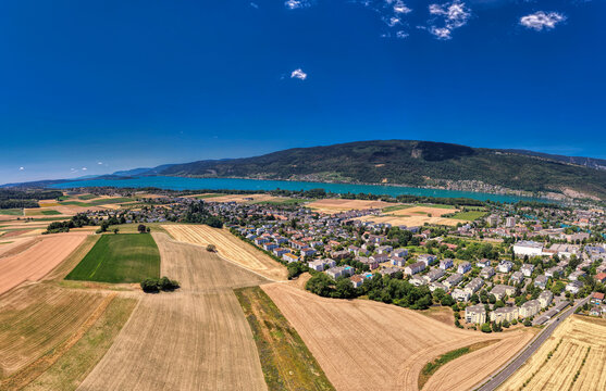 Luftaufnahme von Biel/Bienne mit der Aare und dem Juragebirge an einem sonnigen Sommertag, Juli 2026, Schweiz