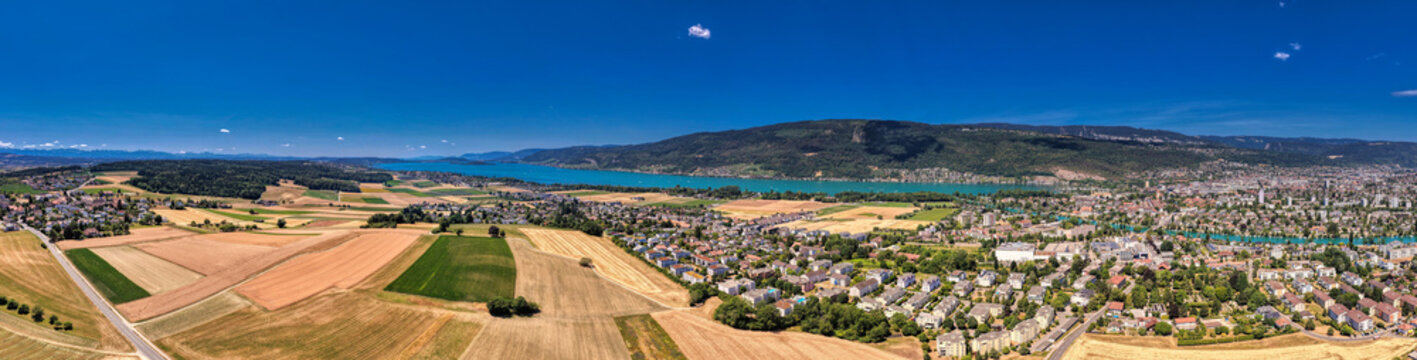Luftaufnahme von Biel/Bienne mit der Aare und dem Juragebirge an einem sonnigen Sommertag, Juli 2026, Schweiz