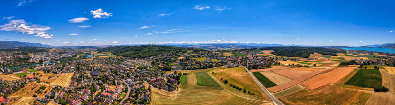 Luftaufnahme von Biel/Bienne mit der Aare und dem Juragebirge an einem sonnigen Sommertag, Juli 2026, Schweiz