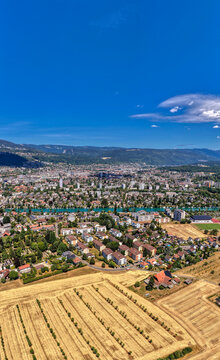 Luftaufnahme von Biel/Bienne mit der Aare und dem Juragebirge an einem sonnigen Sommertag, Juli 2026, Schweiz