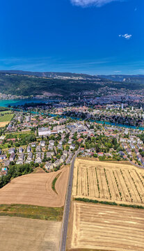 Luftaufnahme von Biel/Bienne mit der Aare und dem Juragebirge an einem sonnigen Sommertag, Juli 2026, Schweiz