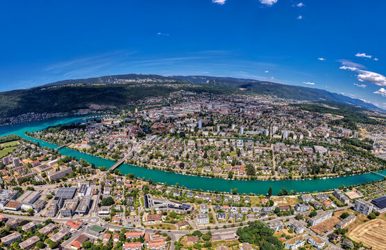Luftaufnahme von Biel/Bienne mit der Aare und dem Juragebirge an einem sonnigen Sommertag, Juli 2026, Schweiz