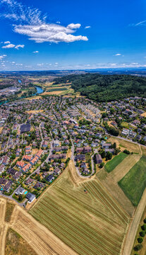 Luftaufnahme von Biel/Bienne mit der Aare und dem Juragebirge an einem sonnigen Sommertag, Juli 2026, Schweiz