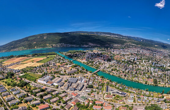Luftaufnahme von Biel/Bienne mit der Aare und dem Juragebirge an einem sonnigen Sommertag, Juli 2026, Schweiz