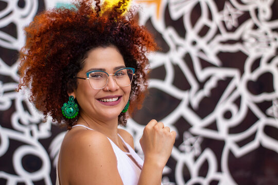 Chica de cabello hermoso sonrie en una tarde de verano y luce unas gafas maravillosas 