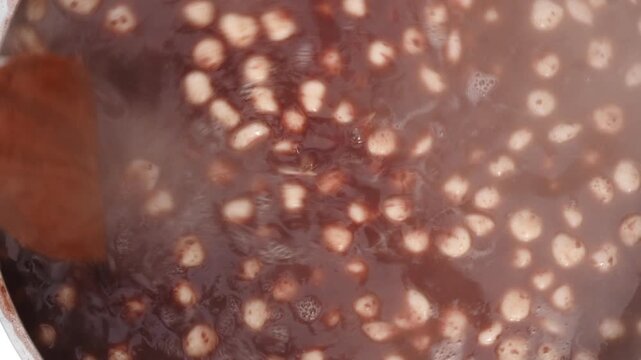 South Korea traditional red bean porridge patjuk cooking k food boiling stir kitchen gastronomy / 한국 전통 팥죽 조리 가공 가마솥 팥 삶기 저어주기 새알심 옹심이 나무 주걱 슬로우 푸드 식재료 음식 요리 한식 시골 케이푸드 웰빙 미식