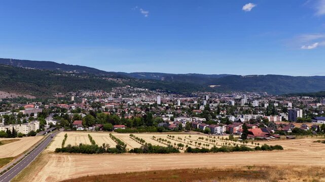 Luftaufnahme von Biel/Bienne mit der Aare und dem Juragebirge an einem sonnigen Sommertag, Juli 2026, Schweiz