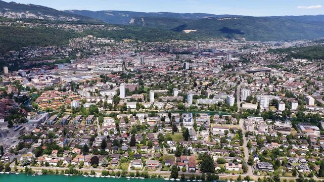 Luftaufnahme von Biel/Bienne mit der Aare und dem Juragebirge an einem sonnigen Sommertag, Juli 2026, Schweiz
