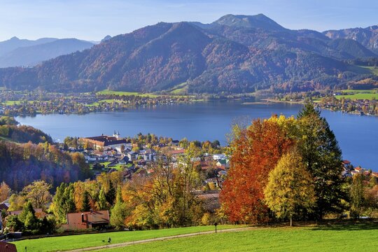 Panorama of the village and lake with the monastery castle in autumn, Tegernsee, Tegernsee, Tegernsee valley, Mangfall mountains, Bavarian Alps, Upper Bavaria, Bavaria, Germany