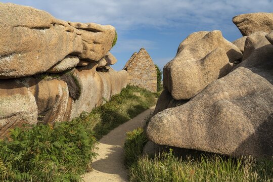 Ruin at the path of the publicans, granite coast C&ocirc;te de Granit Rose near Ploumanac'h, Perros-Guirec, Brittany, France