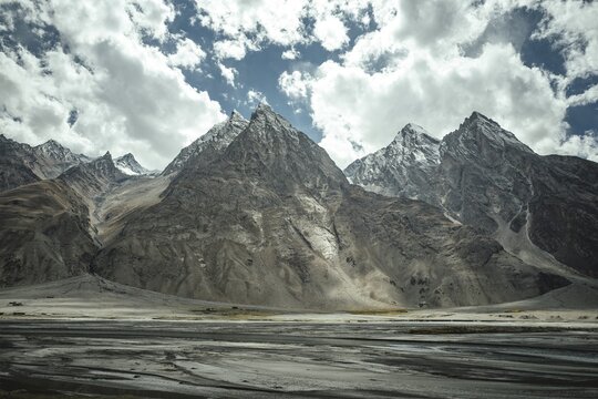 River Pandsch flows through gravel banks and sandbanks, foothills of the Hindu Kush, Wakhan Corridor, Badakhshan, Afghanistan